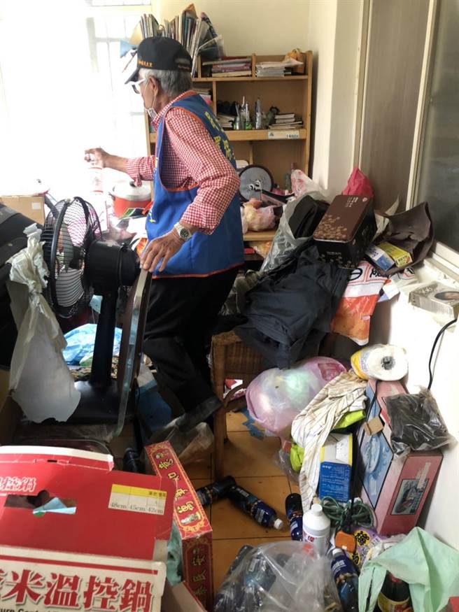罹有失智症的阿和（化名）阿嬷家中废弃物凌乱堆积，幸赖民生里前里长卢燕山动员志工进场协助清理。（新北市社会局提供）