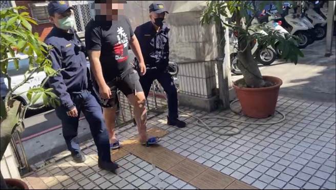 新北市五股有間電腦維修行日前遭慣竊光顧損失6000元，但老闆沒報警反而先在網路的地方社群發文公開此事，轄區蘆洲警方發現後隨即介入偵辦，當天下午就將竊賊緝捕到案。(黃敬文翻攝)