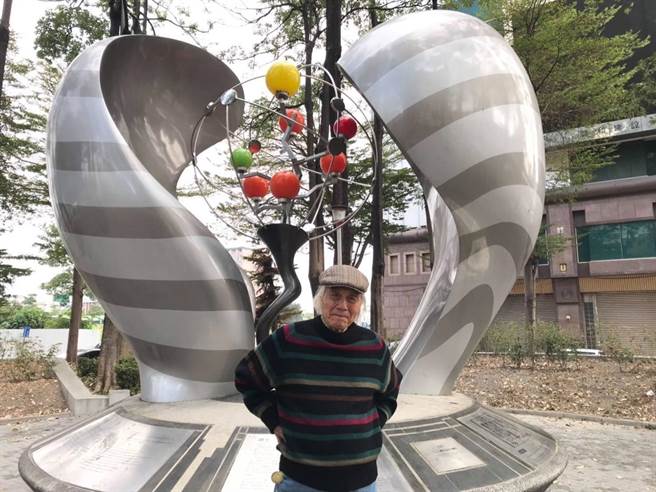 「二七部队」队长锺逸人今年103岁，日前在二七部队纪念碑前留影。（台中市新文化协会提供／张妍溱台中传真）