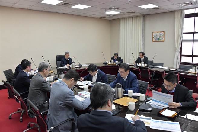 行政院长陈建仁今上午召开扩大防疫会议。（行政院提供）