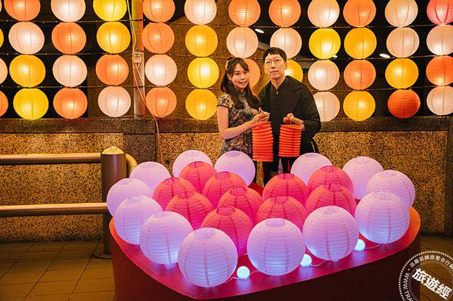 金山岩设置粉色系灯笼及爱心装置营造浪漫氛围。（图片：新北市政府观光旅游局提供）