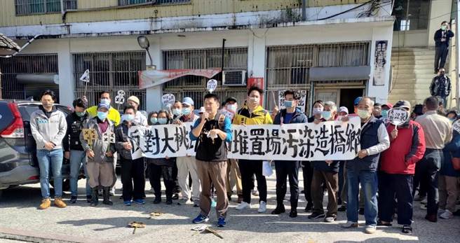 自救会成员拉白布条抗争。（李京升摄）