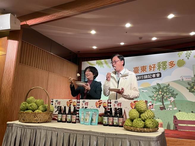 台東縣長饒慶鈴（左）、桃園市長張善政（右）大啖鳳梨釋迦攜手推銷。（陳夢茹攝）