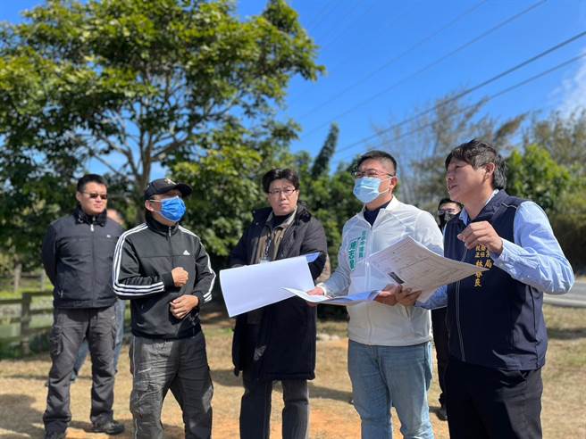 市议员施志昌20日邀集农业局、大甲、大安与外埔三区农会等，前往有机农业集团栽培区二区会勘。(陈世宗摄)