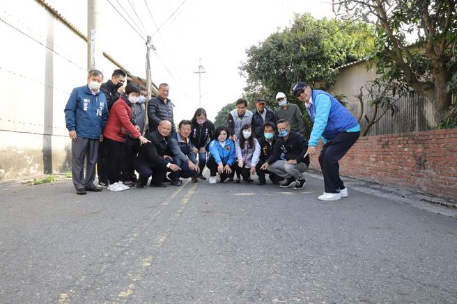 张丽善今率工务团队，与县议员蔡明水、黄美瑶、张维心等人一同会勘云100线道路，并向乡亲说明工程施作内容。（云林县政府提供／吕妍庭云林传真）