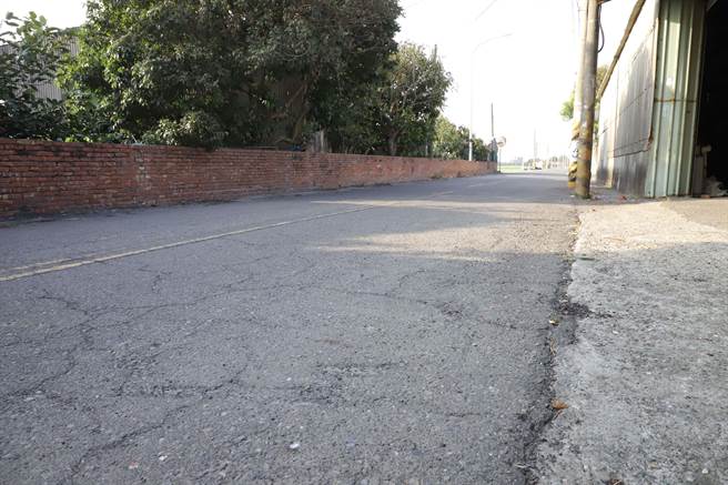 云林县元长乡云100线道路是当地村民往来必经之地，地方反映路面已近20年未重新铺设，路面老旧。（云林县政府提供／吕妍庭云林传真）