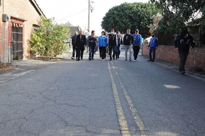 云林县元长乡云100线道路是当地村民往来必经之地，地方反映路面已近20年未重新铺设，路面老旧。（云林县政府提供／吕妍庭云林传真）