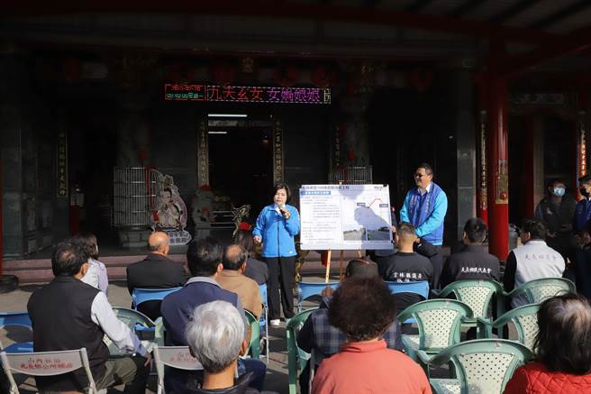 张丽善今率工务团队，与县议员蔡明水、黄美瑶、张维心等人一同会勘云100线道路，并向乡亲说明工程施作内容。（云林县政府提供／吕妍庭云林传真）