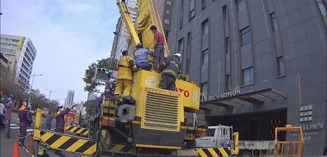 高雄今日上午发生工安意外，吊车驾驶陈姓男子疑操作不慎，造成机件脱落，导致手指遭压伤。（翻摄照片／崔正纲高雄传真）