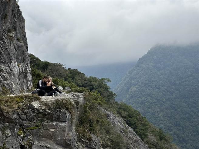 国境开放，花莲知名景点太鲁阁吸引国外旅人走访，欣赏鬼斧神工的峡谷美景。（罗亦晽摄）