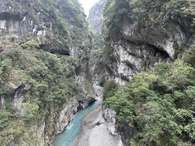 国境开放，花莲知名景点太鲁阁吸引国外旅人走访，欣赏鬼斧神工的峡谷美景。（罗亦晽摄）