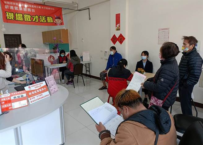 今正式揭牌同步举办徵才活动，吸引近百位民眾前来投递履歷，年后转职潮涌现。（劳动力发展署云嘉南分署提供∕吕妍庭嘉义传真）