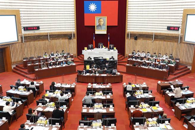 高雄市议会2月1日起召开第4届第1次、第2次临时会，审查112年度高雄市总预算案，今（20）日终于审议完成。（柯宗纬翻摄）