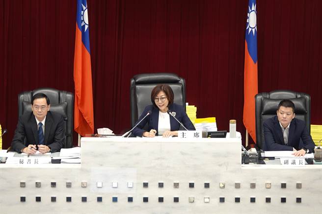 高市议长康裕成（中）也感谢全体议员善尽职责、积极审查，完成第4届议会第一个重要任务。（柯宗纬翻摄）