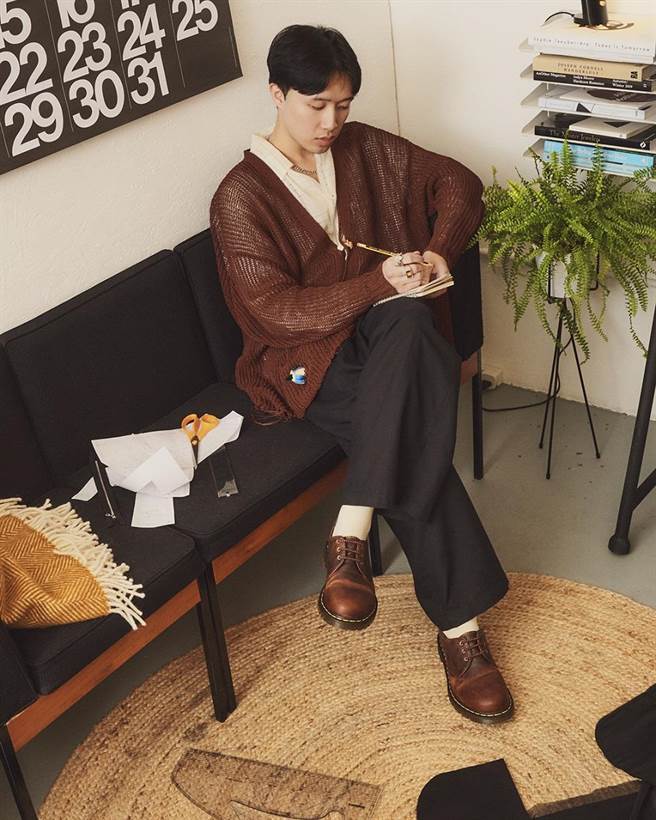 「Waxed Full Grain Pack」系列以仿舊感皮革翻玩馬汀Originals鞋款，掀起復古風潮。（Dr. Martens提供）