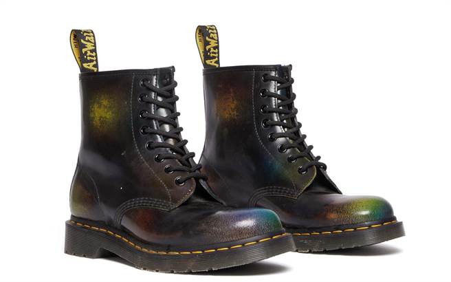 Dr. Martens「1460 For Pride」漸層彩虹靴力挺LGBTQIA＋族群表達愛意，7980元。（Dr. Martens提供）
