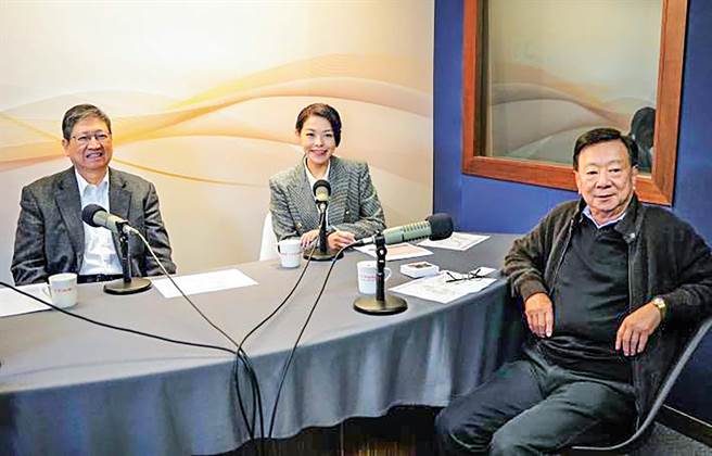新竹县长杨文科（左至右）、新竹市长高虹安与联电荣誉副董事长宣明智，接受IC之音电台「IC部落格」专访讨论新竹县、市产业发展的展望。（新竹县政府提供／罗浚滨新竹传真）