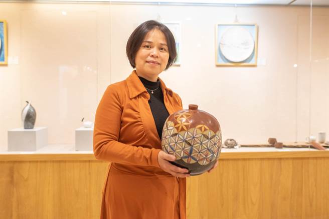 王宝珠作品《生命之花》表现光的灵性存在。（陈淑娥摄）