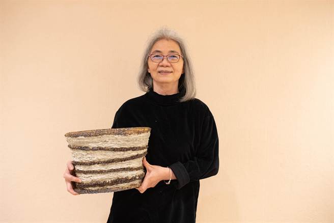 李涓涓作品《方圆》意谓人生应中规中矩为准则。（陈淑娥摄）