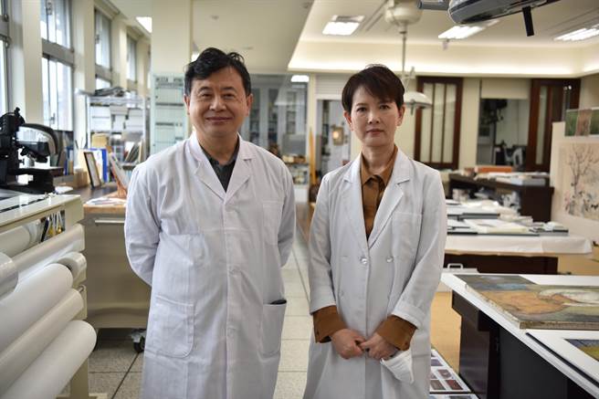 为开拓艺术保存与科技结合，在台师大文保中心主任张元凤(右)的邀请下，原本在化学系任教的林震煌教授(左)，转任到美术系任教。(台师大提供)