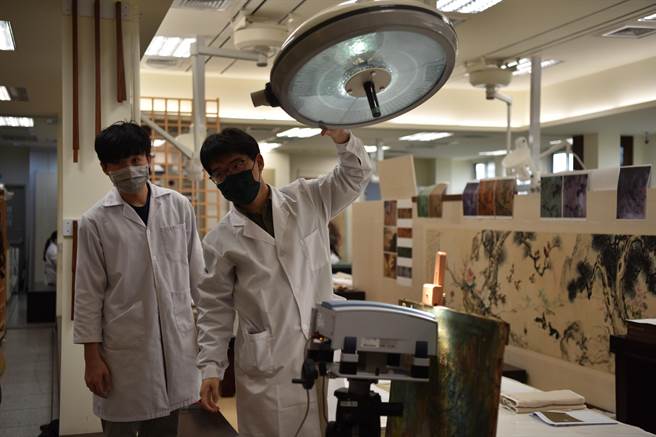 台湾师范大学文保中心学生团队以客制化手术灯检测画作。(台师大提供)