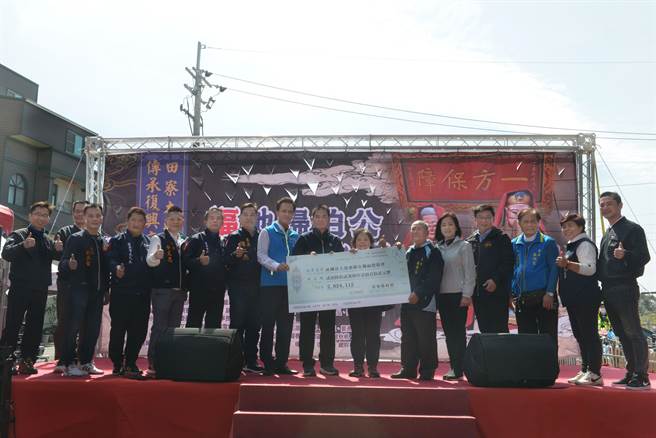 苗市福星里「田寮本境伯公」举办传承復兴文化祭，领回标售金。（苗栗县政府提供／李京升苗栗传真）