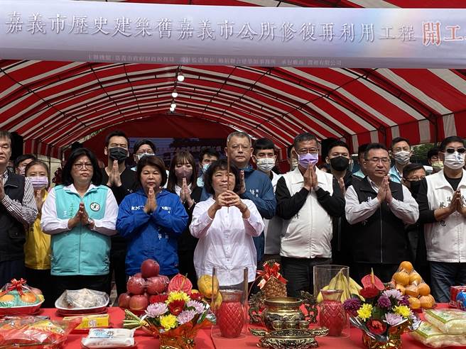 歷史建筑旧嘉义市公所修復工程，市长黄敏惠今天偕各界人士祈求工程顺利。（廖素慧摄）