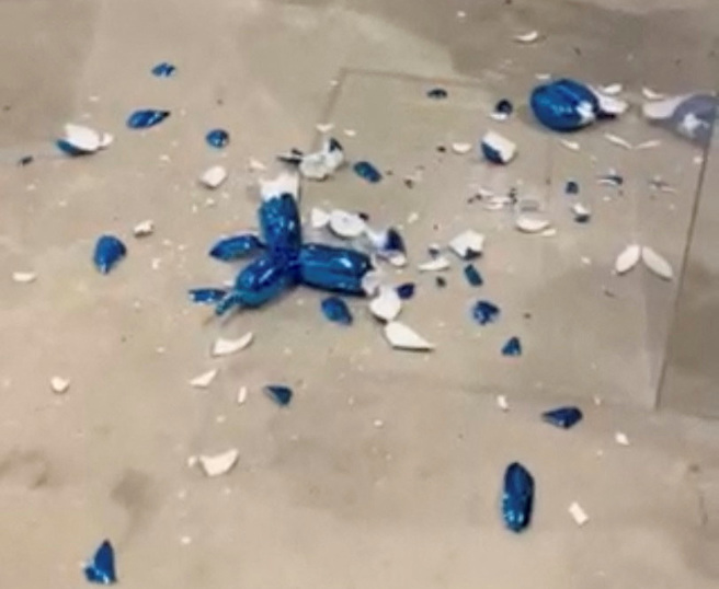 赞助昆斯作品的贝尔─艾尔美术（Bel-Air Fine Art）的艺术顾问卡鲁克（Benedicte Caluch）告诉「迈阿密前锋报」（Miami Herald）说，那名女子并非故意打破这件作品，而保险将赔偿这笔损失。(图/路透社)