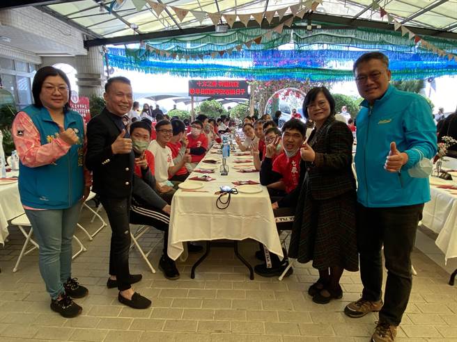 在企业家蓝正雄（左二）赞助下，位于台中大坑山上十方启能中心20日盛大举办十方春宴活动，台中市议员陈成添（右一）也共襄盛举。（冯惠宜摄）