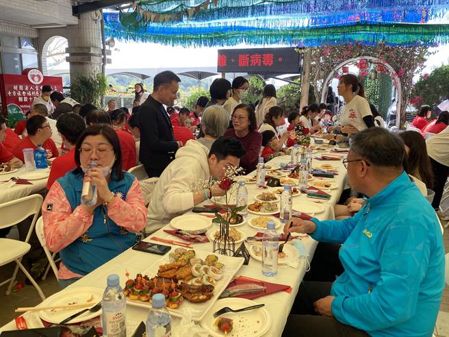 在企业家蓝正雄赞助下，位于台中大坑山上十方启能中心20日盛大举办十方春宴活动，110位院童在志工陪同下共同享用外烩美食。（冯惠宜摄）