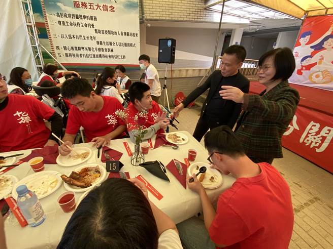 在企业家蓝正雄赞助下，位于台中大坑山上十方启能中心20日盛大举办十方春宴活动，110位院童在志工陪同下共同享用外烩美食。（冯惠宜摄）