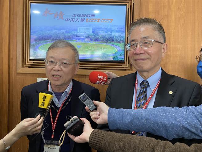 招联会执行秘书、中央大学教务长王文俊（左）今天表示，会在5月4日前提出申请入学因应ChatGPT的注意事项。图右是招联会召集人、中央大学校长周景扬。（林志成摄）