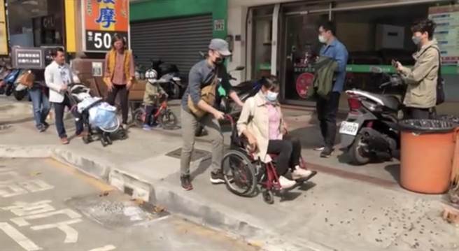 高雄市行人路权促进会现场演模拟，大顺路段人行道狭小、舖面破碎不平，造成轮椅族、推娃娃车家长等族群寸步难行。（翻摄照片／崔正纲高雄传真）