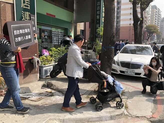高雄市行人路权促进会现场演模拟，大顺路段人行道狭小、舖面破碎不平，造成轮椅族、推娃娃车家长等族群寸步难行。（翻摄照片／崔正纲高雄传真）