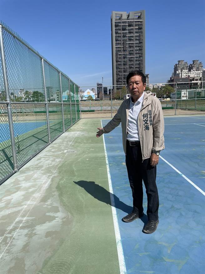 台中市議員何文海表示，正在施工中的多功能綜合球場內的網球場，邊界過於狹小，恐有安全隱憂。(何文海提供)