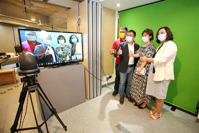 静宜「中区长青学苑」规划语言、音乐、花艺、健身等丰富多元课程，还能学习拍摄短影跟上时代潮流，成为乐龄网红！（静宜大学提供／陈世宗台中传真）