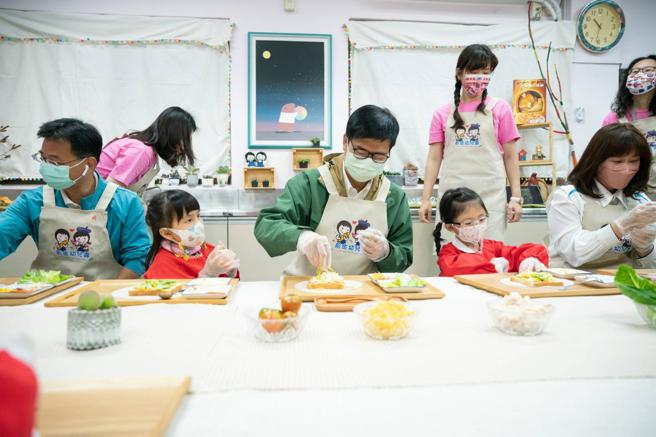 家长于学期间课后缴费每月不超过2200元，寒暑假期间每小时不超过50元。(高雄市教育局提供)