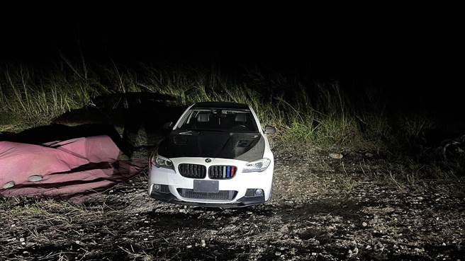 花莲一名因毁损罪遭通缉的23岁潘姓男子，昨晚驾驶赃车被警方拦查，他非但拒检，还倒车衝撞警方且加速逃逸，最后将车辆丢弃在新城乡193线约8公里处空地，并将前后车牌取下。（花莲县警局提供／罗亦晽花莲传真）