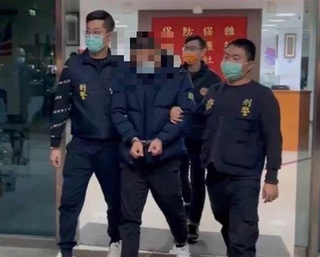 彰化县詹姓男子（前中）去年底持突击步枪，至台中某电子游艺场扫射，案发后向警方投案。（读者提供／张妍溱台中传真）