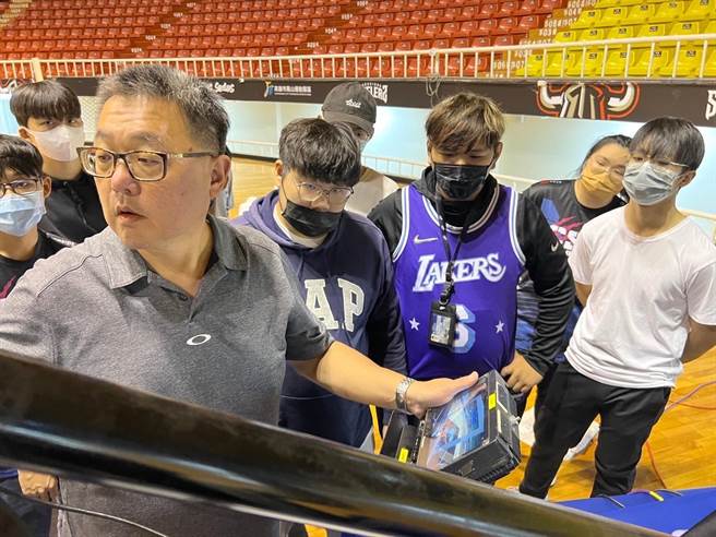 正修科技大学师生透过转播超级篮球联赛（SBL）赛事，累积经验。（正修科大提供／林瑞益高雄传真）