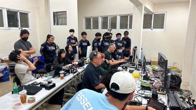 透过转播超级篮球联赛（SBL）赛事，正修科大老师为学生讲解转播过程。（正修科大提供／林瑞益高雄传真）