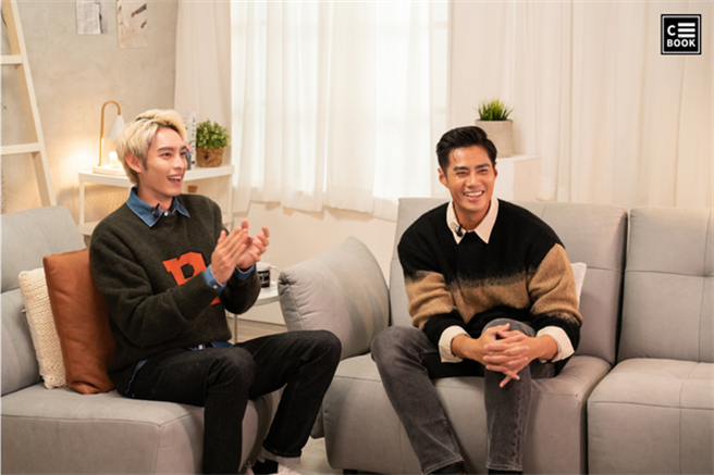 同为棒球选手的陈伟殷(右)、曹佑寧开心对谈。(CBOOK提供)