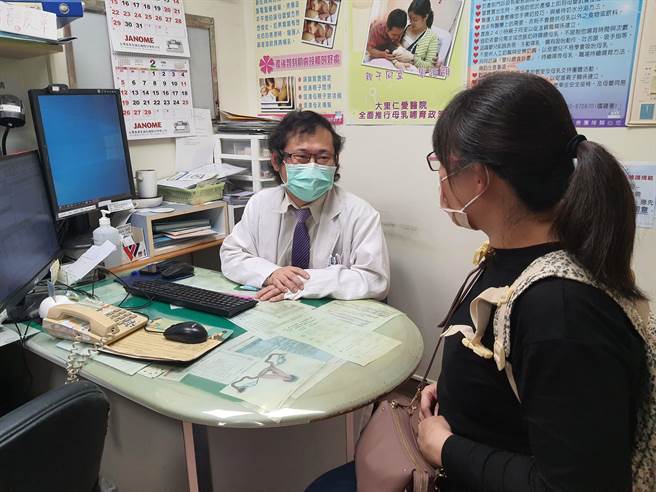 大里仁爱医院妇产科主任王文中（左）20日说明，「怡乐适疗程（ERAS）」整合新陈代谢科、麻醉科、中医及营养师等，协助孕妇在剖腹产后迅速康復。（大里仁爱医院提供／潘虹恩台中传真）