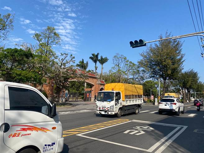 今年1月1日起凡未经排烟检验合格的大小货车、大客车禁止进入新竹市虎林国中、小学区的延平路二段，违反者将会被以科技执法告发，处600元以上6万元以下罚锾。（陈育贤摄）