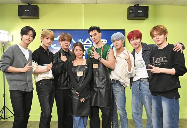 VERIVERY向郭书瑶、黄伟晋学习宠物美容。(台视提供)