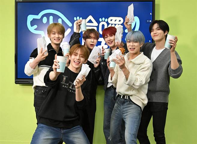 东胜(左起)、冈旻、延浩、浩荣、东宪、启贤开心享用鸡排和珍奶。(台视提供)