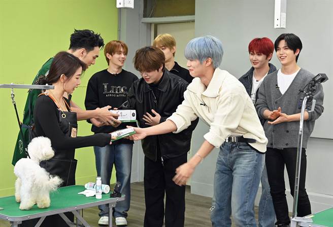 VERIVERY送上韩国传统点心和专辑给两位主持人。(台视提供)