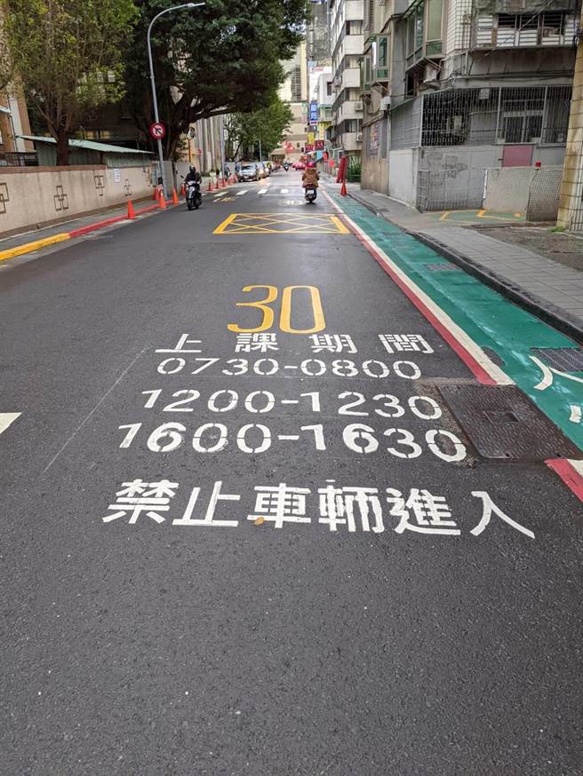 北市通学巷于上课时间禁止车辆进入。（交工处提供／杨亚璇台北传真）