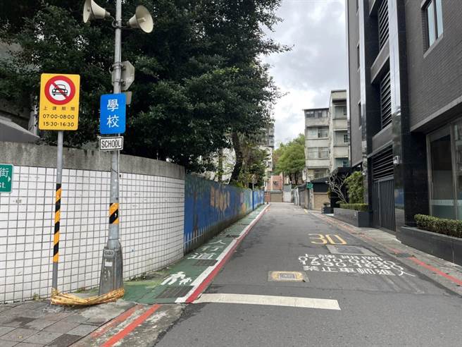 北市通学巷于上课时间禁止车辆进入。（交工处提供／杨亚璇台北传真）