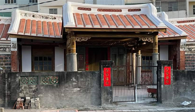 在地的客语薪传师邱美都表示，目前初步完成主架构的整修，还有彩绘及周边环境，盼县府能再挹注经费，让忠实第能完整风华再现。（村长邱垂育提供／吴建辉彰化传真）